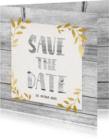 Hippe Save-the-Date-Karte mit Holz und goldenen Blättern