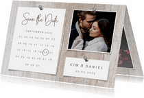 Save-the-Date-Karte zur Hochzeit Fotos auf Holz