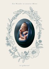 Geburtskarte Foto in Blumenkranz blau
