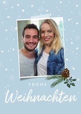 Winterliche Weihnachtskarte mit Tannenzapfen und Foto