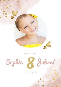 Einladung 8. Kindergeburtstag rundes Foto und goldene Herzen