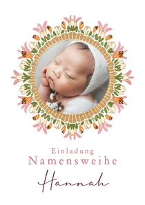 Einladung zur Namensweihe Foto mit rosa Blumenkranz Bogen
