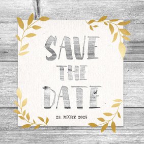 Hippe Save-the-Date-Karte mit Holz und goldenen Blättern