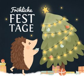 Weihnachtskarte Igel schmückt Weihnachtbaum