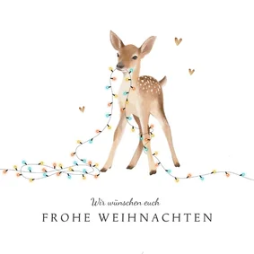 Weihnachtskarte mit niedlichem Reh, Lichterkette und Herzen