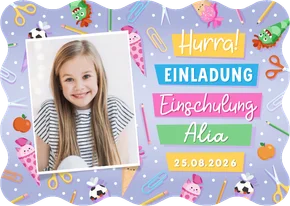 Lila Foto-Einladung 1. Schultag Wellenform bunte Symbole