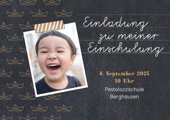 Einladung zur Einschulung Papierboote beige Kreidetafel