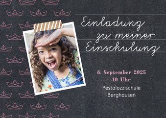 Einladung zur Einschulung Papierboote rosa Kreidetafel