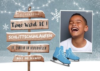 Einladungskarte blaue Schlittschuhe, Foto und Wegweiser