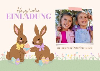 Einladungskarte Osterfrühstück Foto & Osterhasen