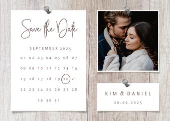 Save-the-Date-Karte zur Hochzeit Fotos auf Holz