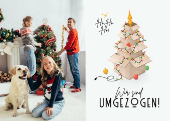 Umzugs-Weihnachtskarte mit Lichterkette um Kartons