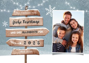 Winterliche Weihnachtskarte mit Wegweiser aus Holz