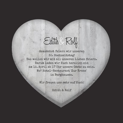 Einladungskarte zum Hochzeitstag Herzen auf Holz 3