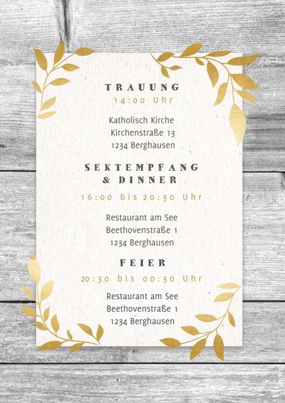 Einladungskarte zur Hochzeit mit Holz und goldenen Blättern 2
