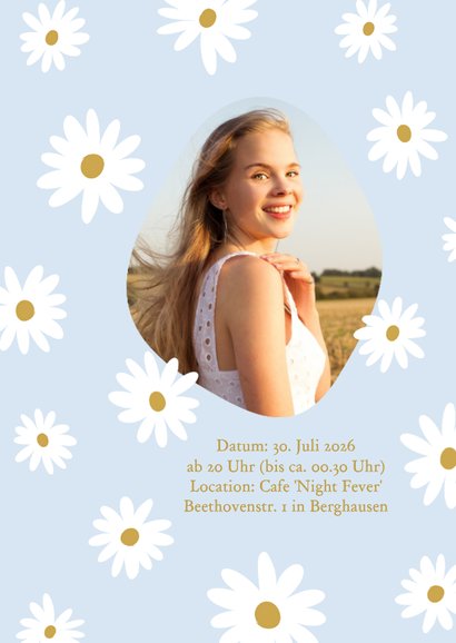 Foto-Einladungskarte Geburtstag weiße Blumen auf Hellblau  2