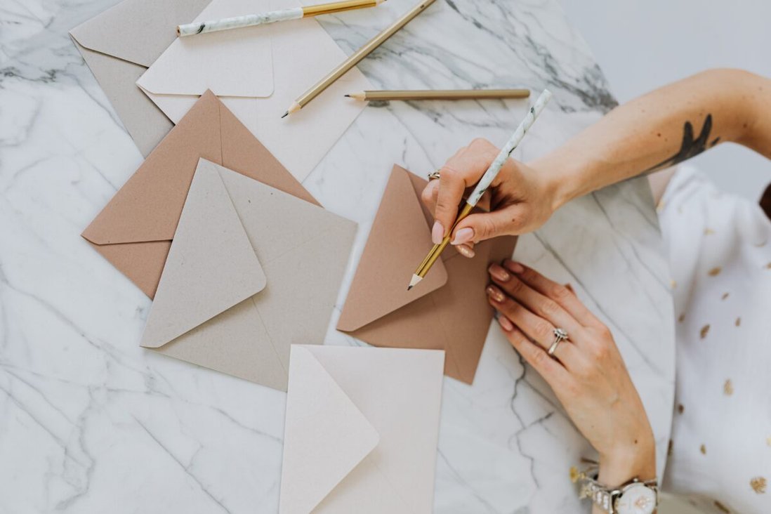 Was Schreibt Man Auf Den Umschlag Einer Hochzeitskarte Hochzeitskarte Umschlag beschriften: So verzauberst du das Paar
