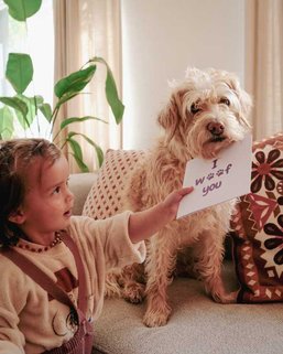 Kind mit Karte und Hund