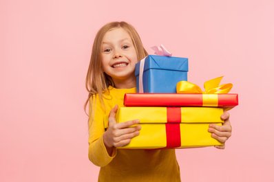 Schulkind mit Geschenken