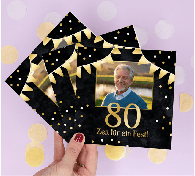 Frau mit Geburtstagseinladung