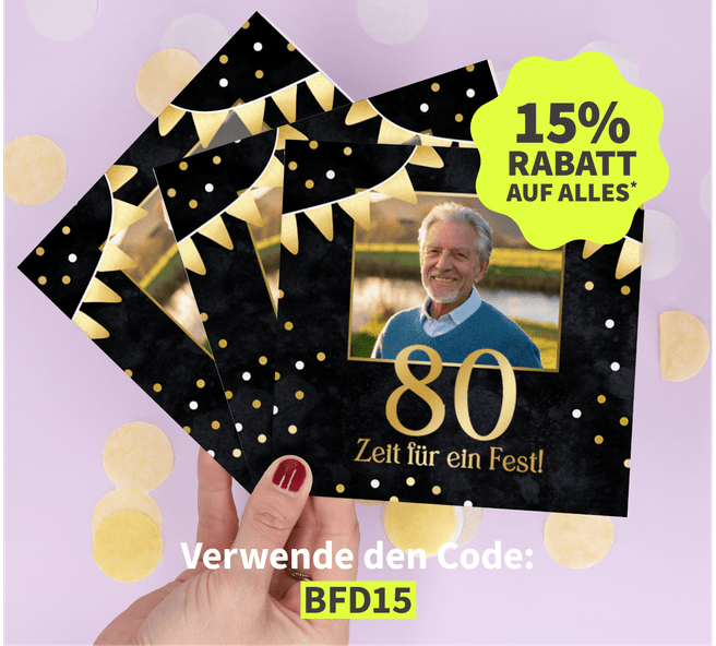 Frau mit Geburtstagseinladung