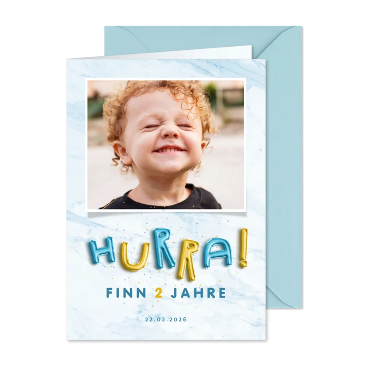 Einladung Kindergeburtstag mit HURRA Luftballonschrift Junge