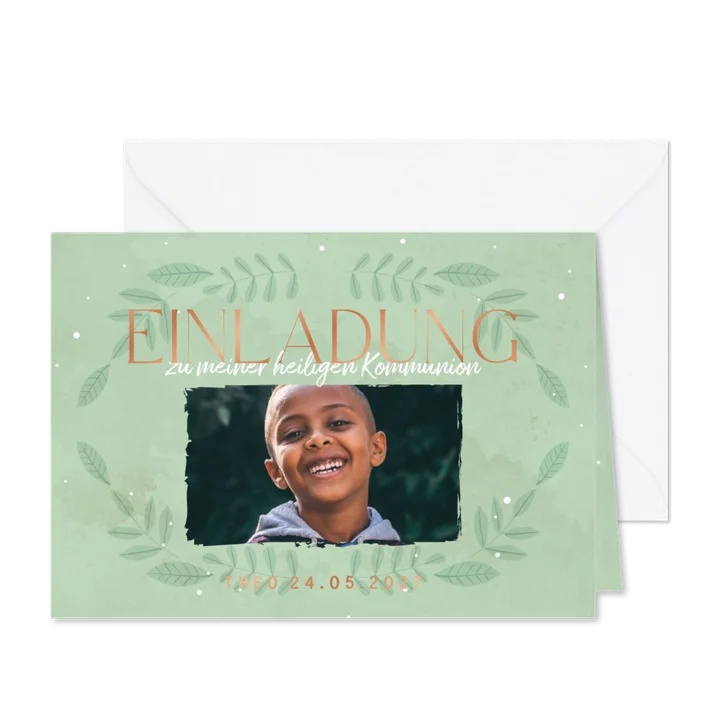 Einladungskarte zur Kommunion mit grünen Ranken und Streifen