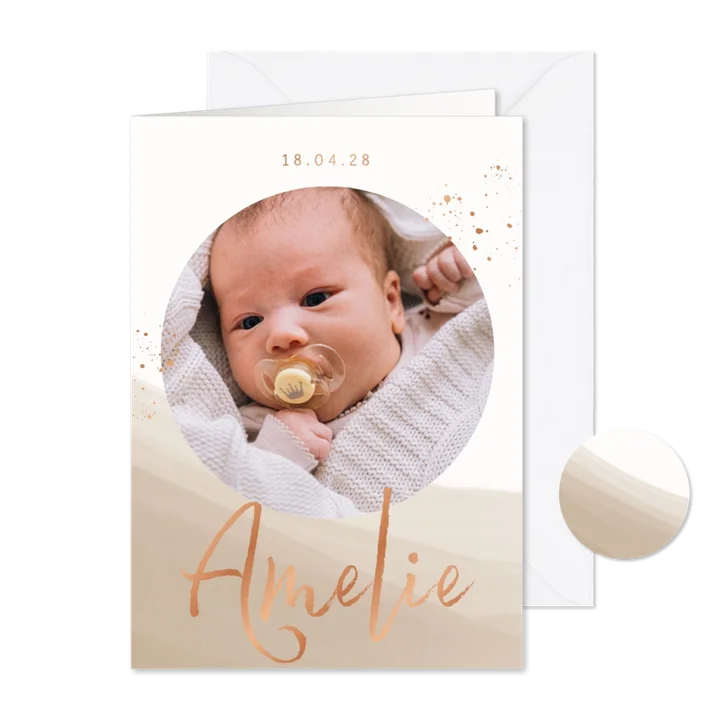 Liebliche Fotokarte zur Geburt in neutralen Tönen & Kupfer