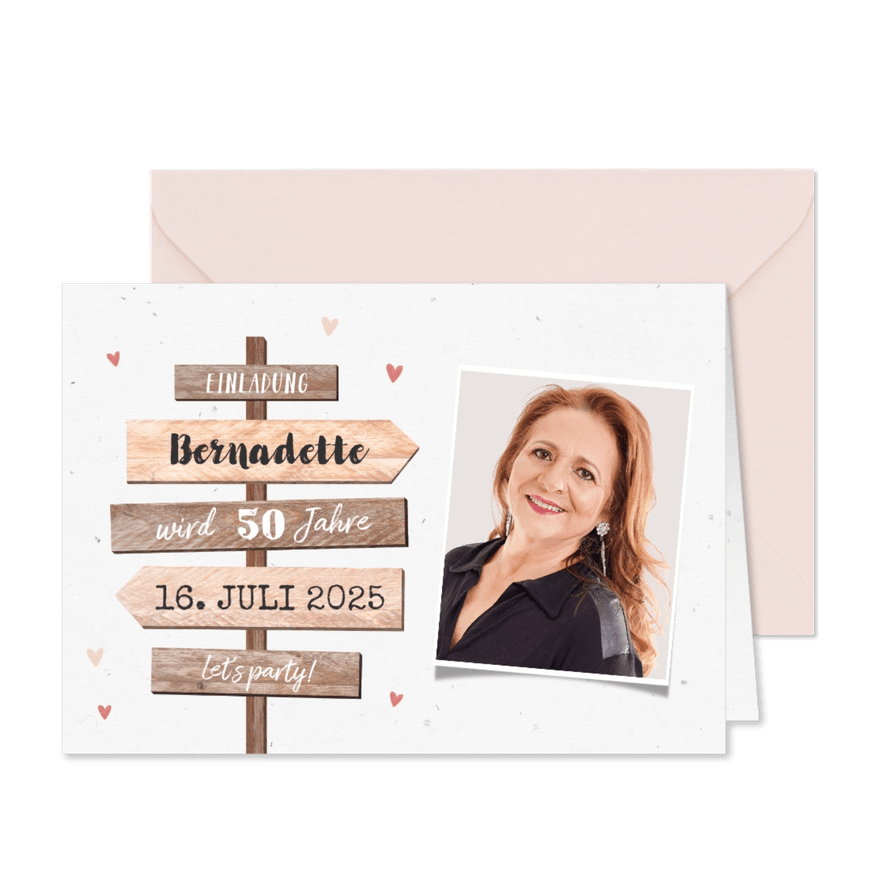 Einladung zum Geburtstag mit Wegweiser Frau - Karteneindruck