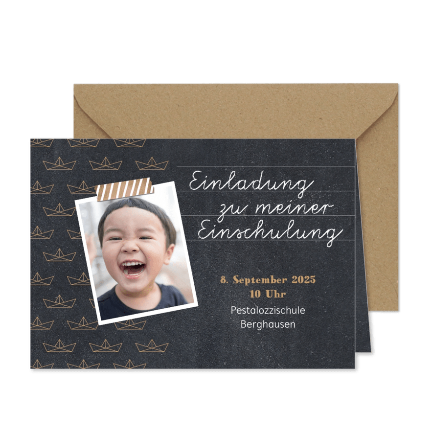 Einladung zur Einschulung Papierboote beige Kreidetafel - Karteneindruck