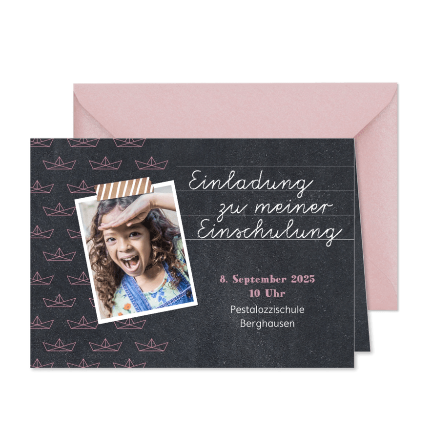 Einladung zur Einschulung Papierboote rosa Kreidetafel - Karteneindruck