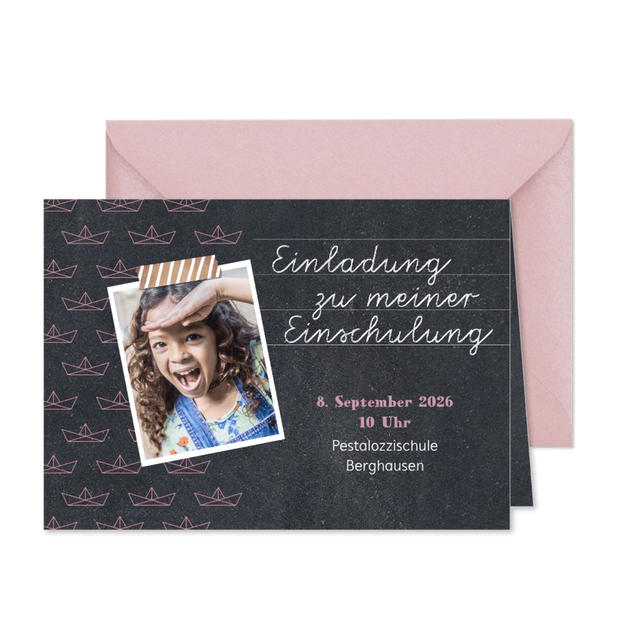 Einladung zur Einschulung Papierboote rosa Kreidetafel - Karteneindruck
