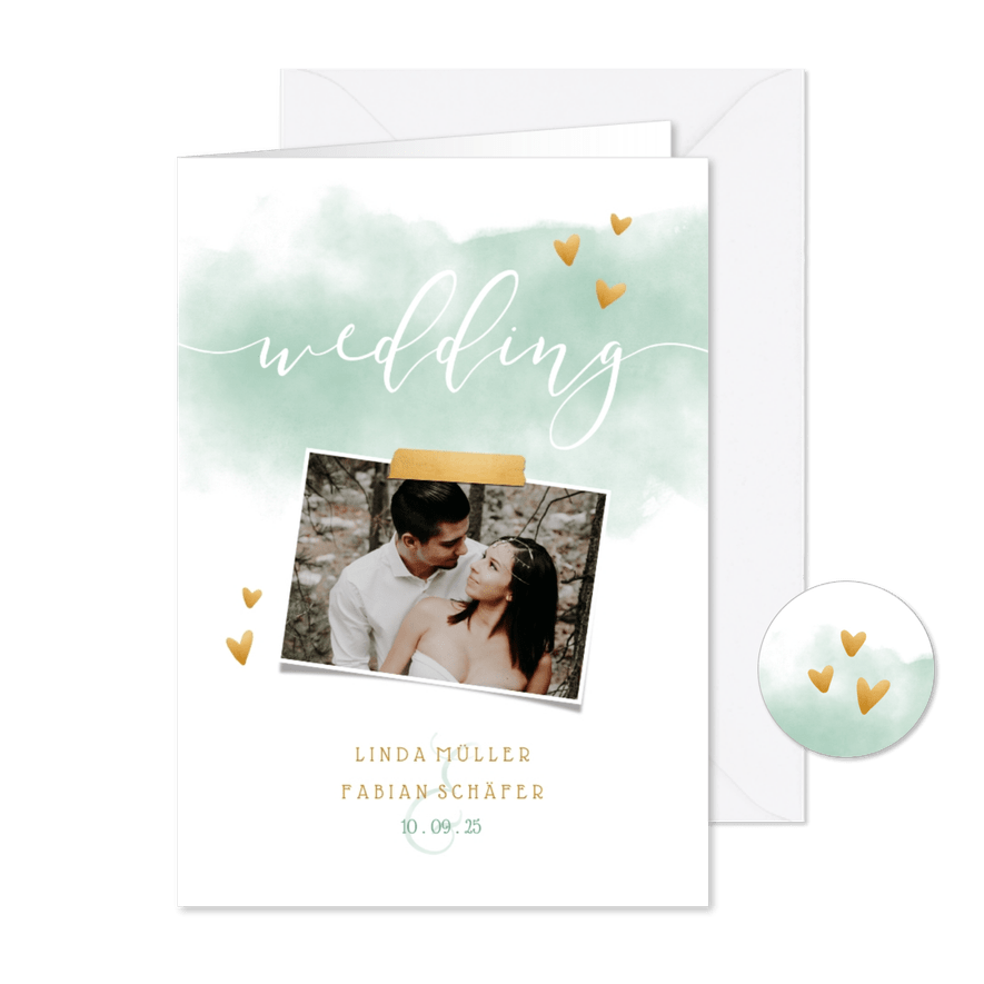 Einladung zur Hochzeit mit Foto und goldenen Herzen - Karteneindruck