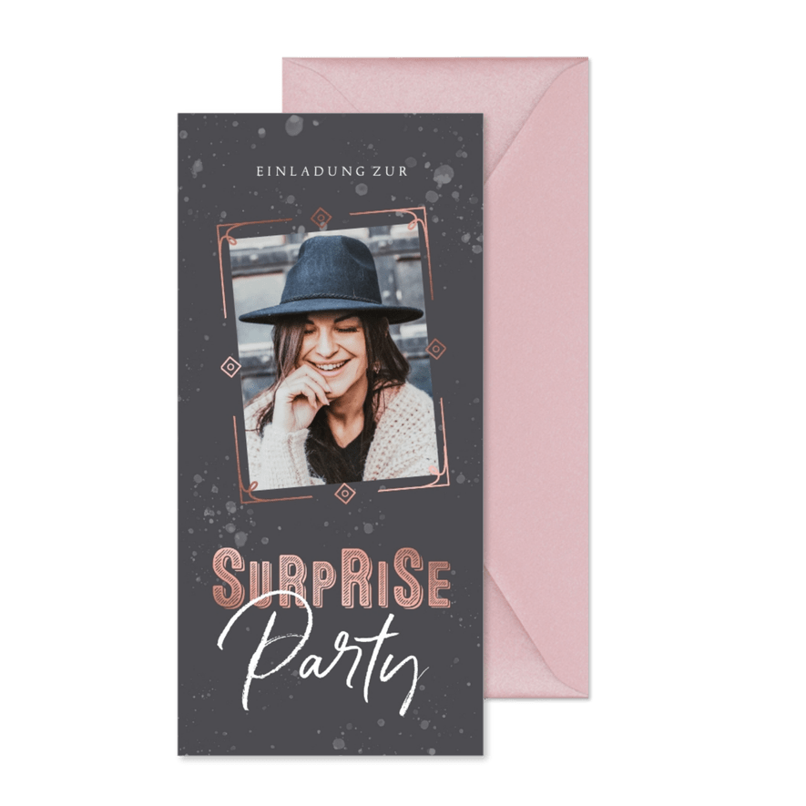Einladung zur Surpriseparty mit Foto & rosé Akzenten - Karteneindruck
