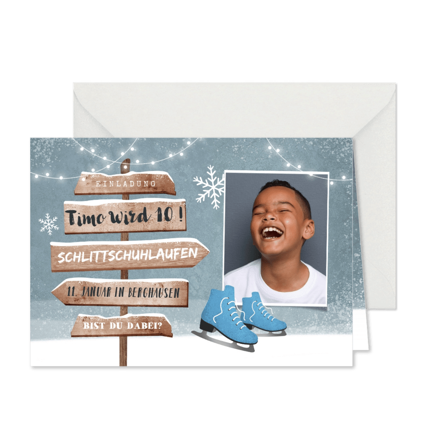 Einladungskarte blaue Schlittschuhe, Foto und Wegweiser - Karteneindruck
