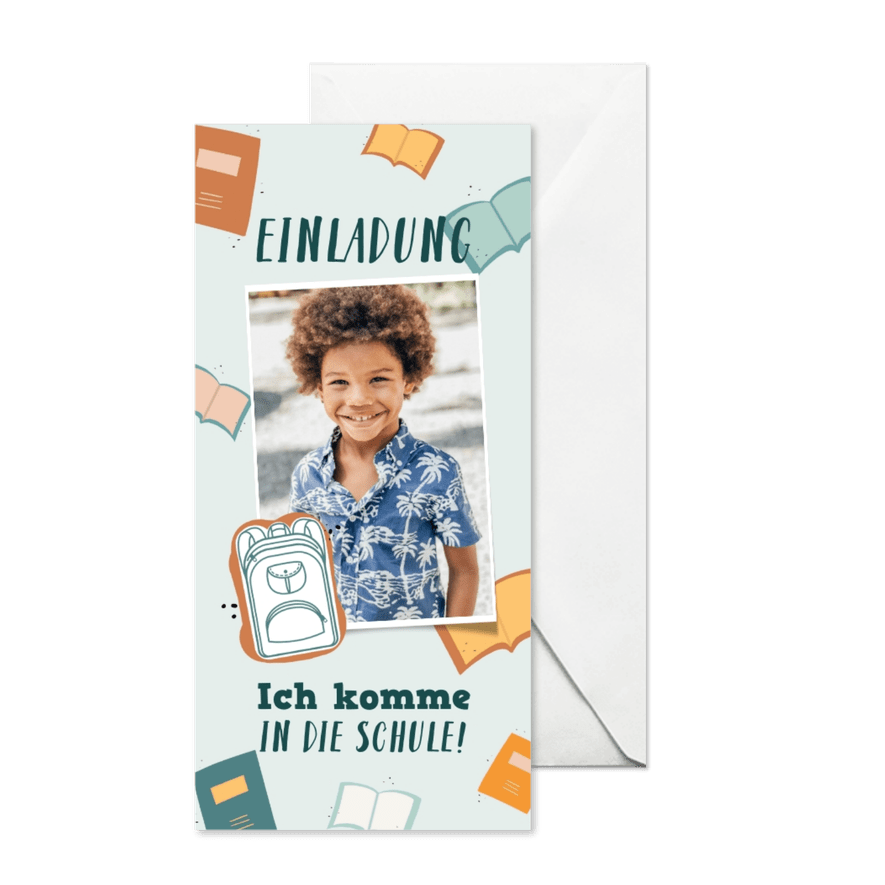 Einladungskarte Einschulung mit Heften und Schulranzen - Karteneindruck
