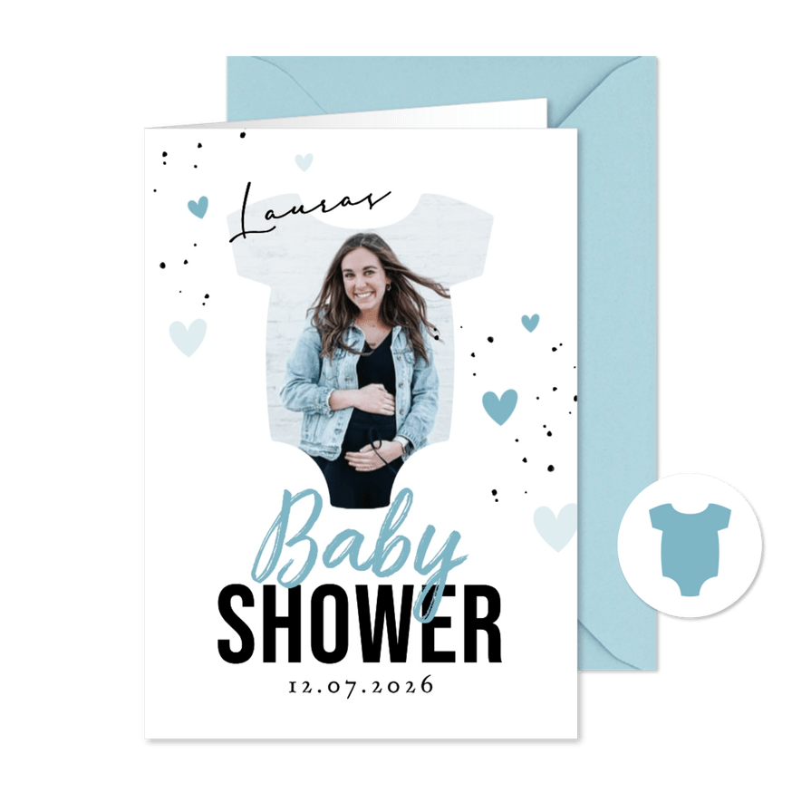 Einladungskarte Strampler Foto Babyshower blaue Herzchen - Kartenvorschau
