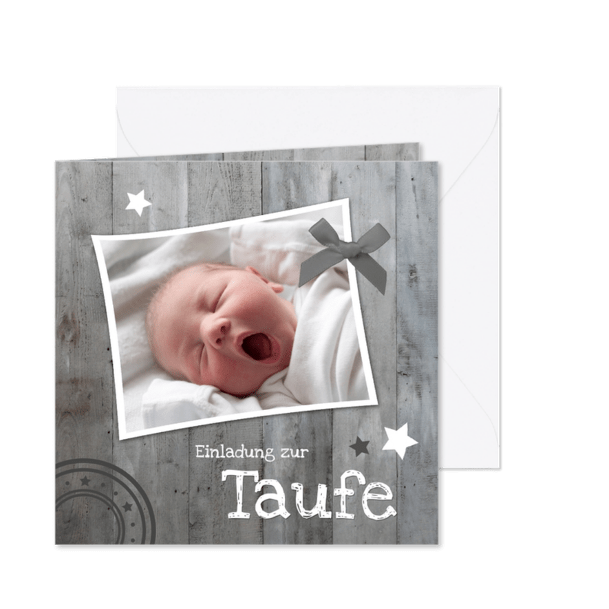 Einladungskarte zur Taufe Foto auf rustikalem Holz - Karteneindruck
