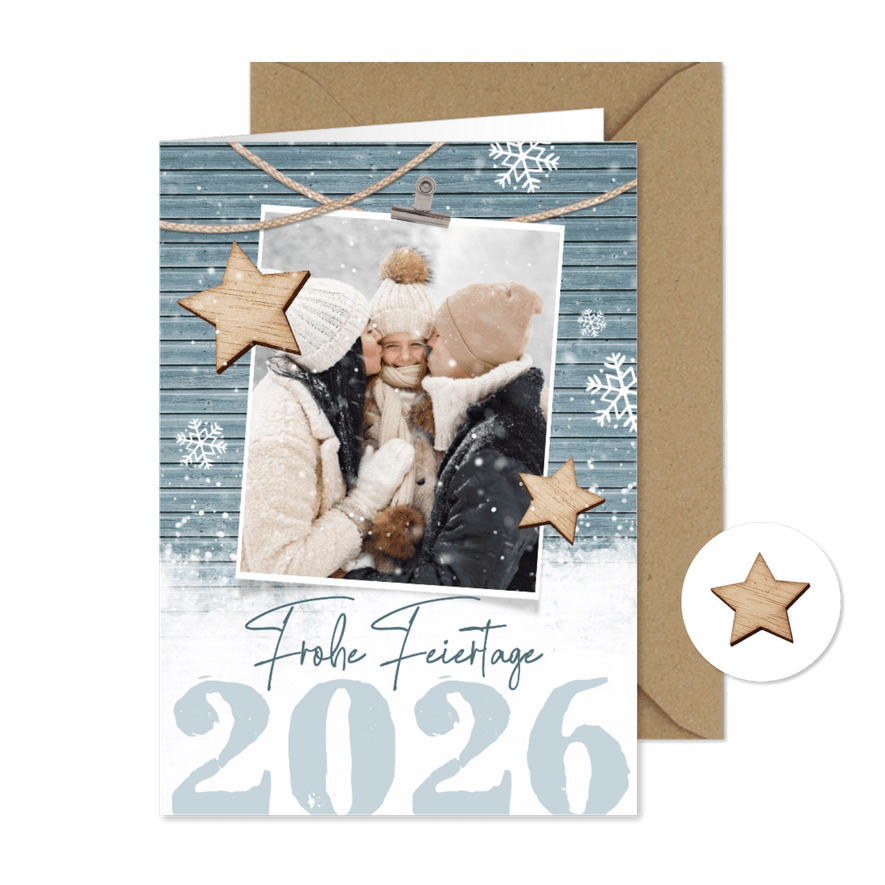 Fotokarte 'Frohe Feiertage' 2026 Holzoptik und Sterne - Karteneindruck

