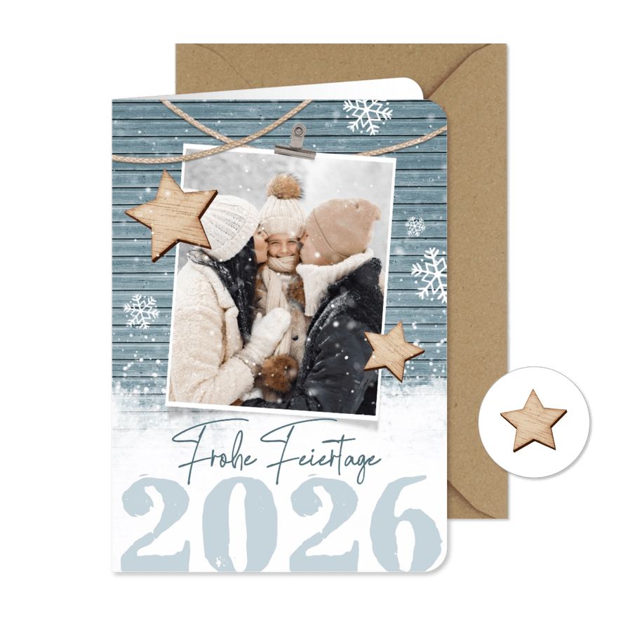 Fotokarte 'Frohe Feiertage' 2026 Holzoptik und Sterne - Karteneindruck