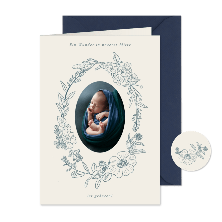 Geburtskarte Foto in Blumenkranz blau - Karteneindruck
