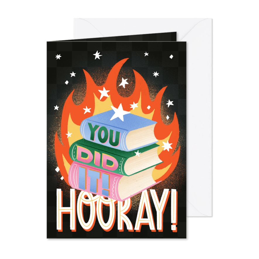 Glückwunschkarte 'Hooray' Bücherstapel, Flammen & Sterne - Karteneindruck