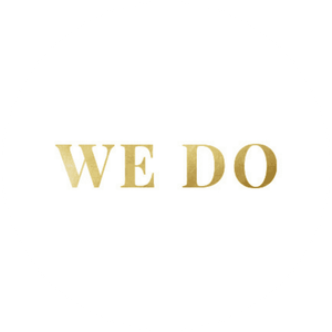 Weißer Aufkleber mit Schrift in Goldoptik