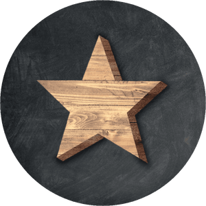 Aufkleber mit Holzstern auf grauem Hintergrund