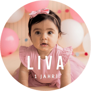 Foto-Sticker zum 1. Kindergeburtstag. Name und Alter sind anpassbar, eigenes Foto einfügen.