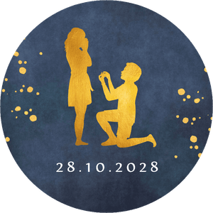 Dekosticker in dunkelblau mit goldenen Silhouetten und Datum zur Verlobung. Einfach personalisieren.