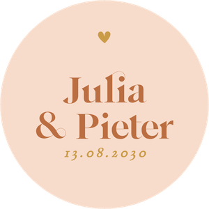 Schlichter Dekosticker mit kleinem Herzchen zur Hochzeit, mit Namen und Datum.