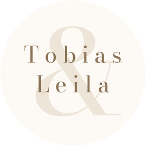 Schlichter Dekosticker zur Hochzeit mit Ampersand und Vornamen auf Beige. Einfach anpassen.