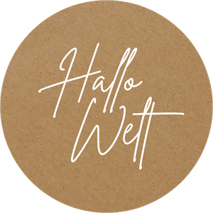 Einfacher Dekosticker mit weißer Schrift auf Kraftpapieroptik 'Halo Welt', passend zur Geburtskarte.