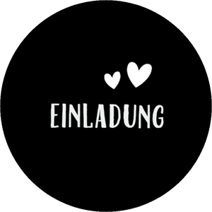 Schwarzer Aufkleber mit Einladung und Herzchen in Weiß